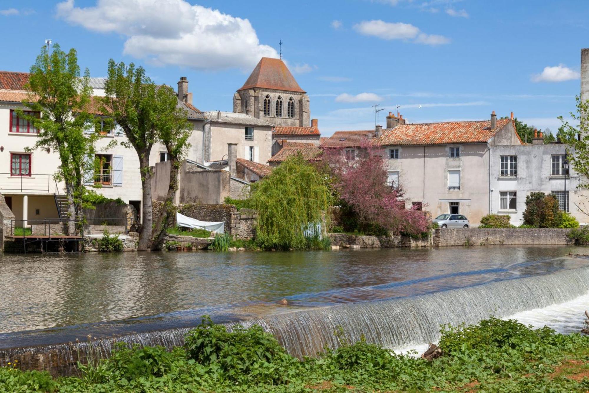 Holiday home L'oree Des Buis, Piscine Privatisable Vouille (Vienne)